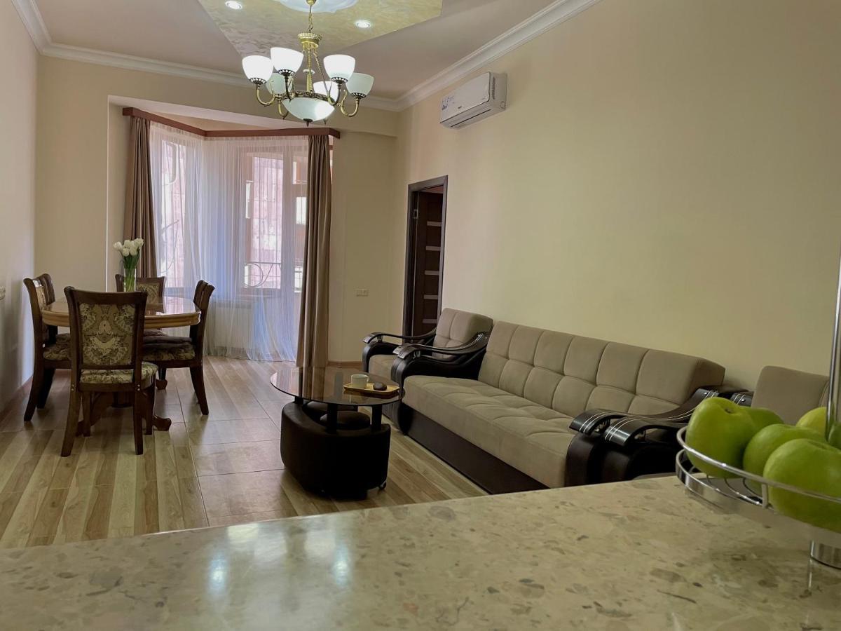 Superior Apt. With Balcony On Aram Street Apartment Yerevan Exterior photo